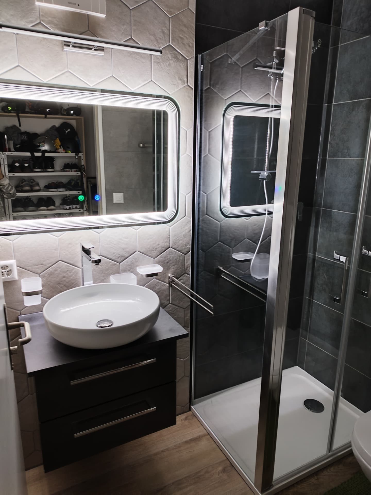 Salle de bain moderne — vasque, meuble suspendu et miroir LED